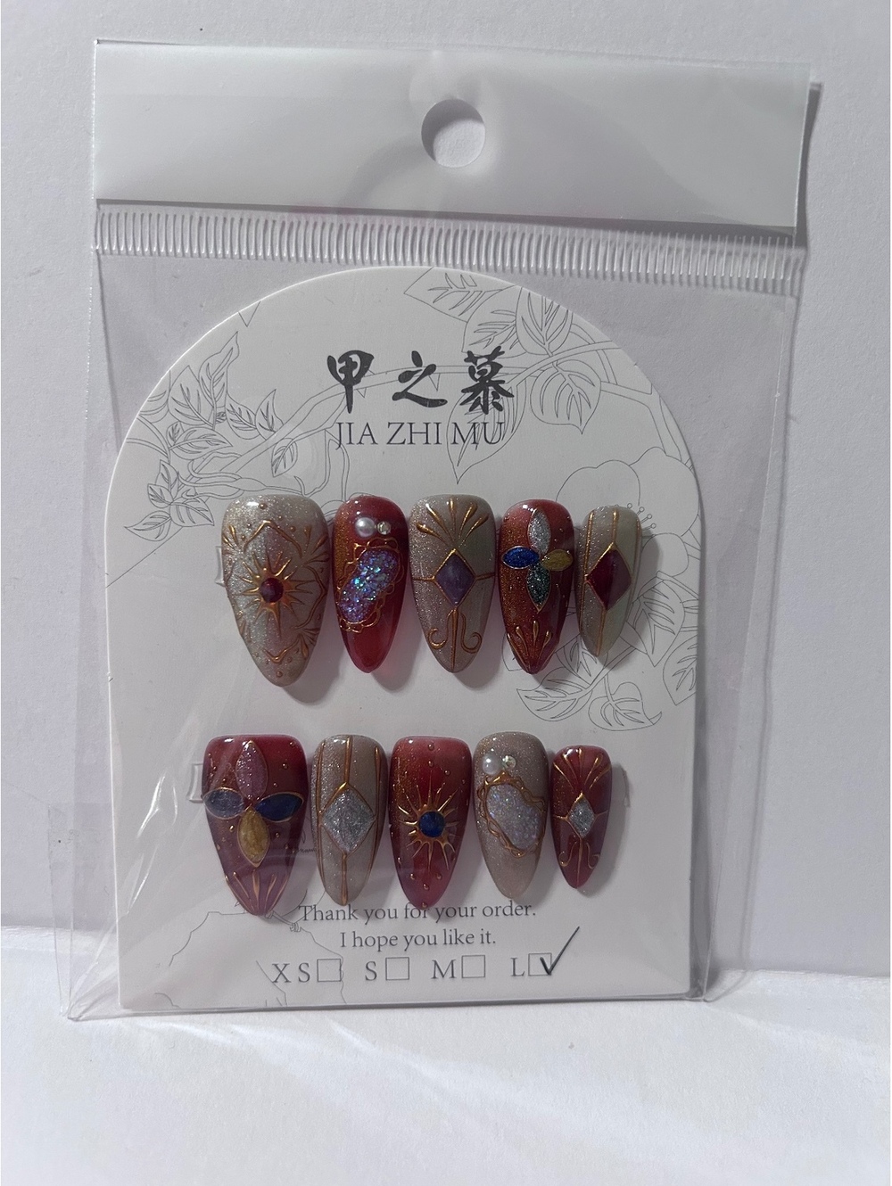 Jia Zhi Mu Decorative Press-On Nails Set with Elegant Red and Gold Design